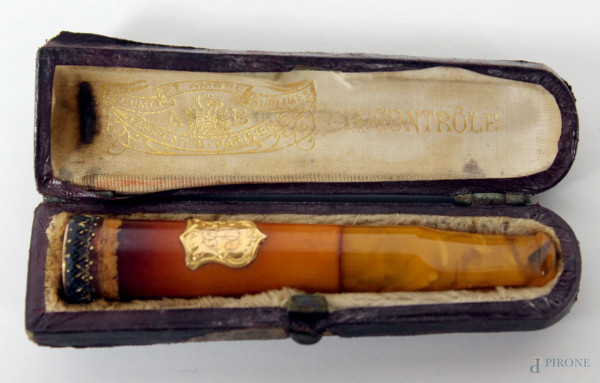 Bocchino in ambra con applicazioni in oro basso, XIX secolo, entro custodia originale