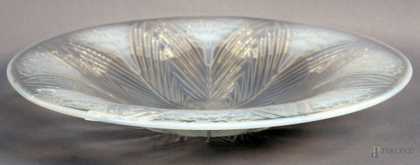 Ren&#233;  Lalique - centrotavola in cristallo opalescente a decoro di piume, diametro 36,5 cm.