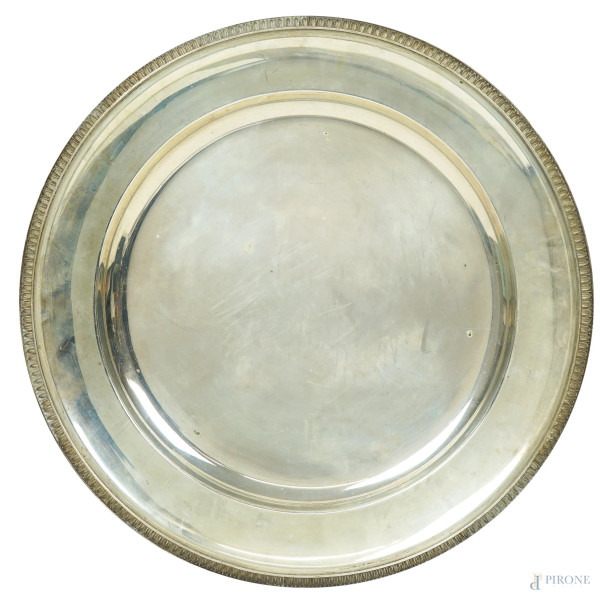 Vassoio circolare in argento 800 con profilo a palmette, diam.cm 35,5, seconda metà XX secolo, peso gr. 800