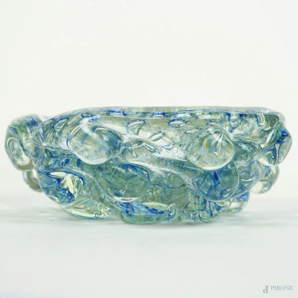 Svuota tasche in vetro sommerso di Murano, anni '60, nei toni del blu e dell'azzurro, lavorazione a bolle ed inclusioni a foglia d'oro, cm h 6x16,5.