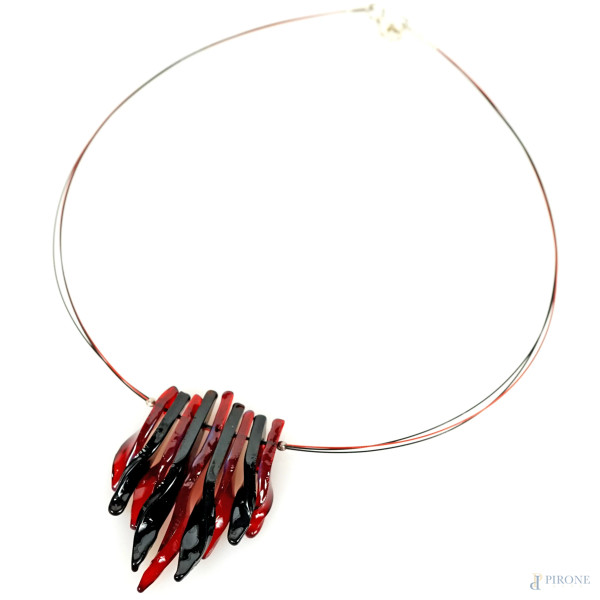 Collana con pendente in vetro rosso e nero, chiusura in argento, cm 44,5