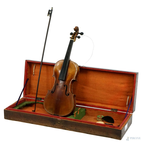 Antico violino in legno, entro custodia (difetti).