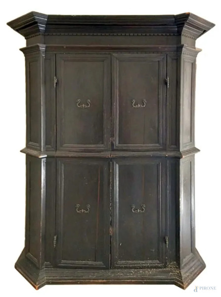 Armadio in legno laccato nero, XX secolo, cornice aggettante modanata, fronte a quattro sportelli, (segni del tempo).