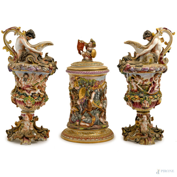 Lotto composto da una coppia di versatoi  e un vaso con coperchio in porcellana  di Capodimonte policroma con figure mitologiche, XIX-XXX secolo, altezza massima cm 37,  N coronata blu ai fondi,(difetti)