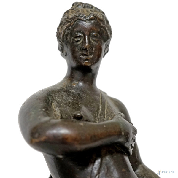 Bacco e Arianna, coppia di sculture in bronzo brunito su piedistalli in legno, XIX secolo, cm h 3...