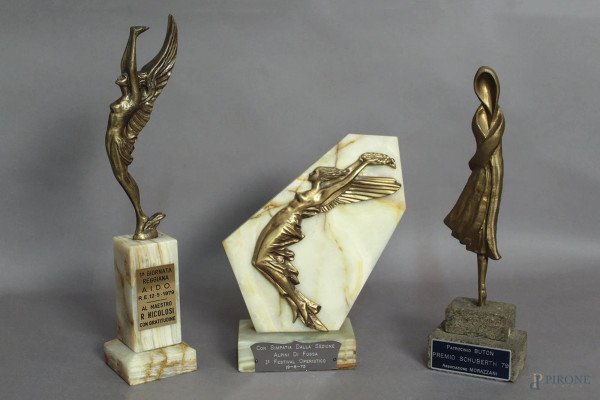 Lotto composto da tre premi ricevuti dal Maestro Rolando Nicolisi, a forme e materiali diversi, H 39 cm.