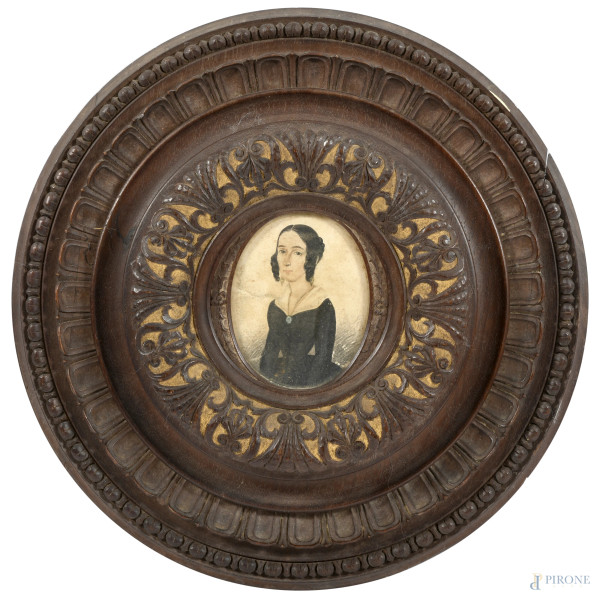 Cornice a serto circolare in legno a più ordini di intaglio contenente ritratto femminile, XIX-XX secolo, diametro cm 28,5, (segni di usura, difetti)