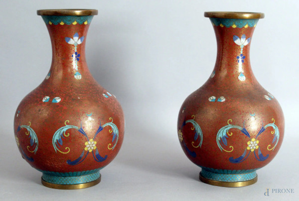 Coppia di vasi cloisonn&#233; a decoro di fiori, altezza 23 cm, primi &#39;900.