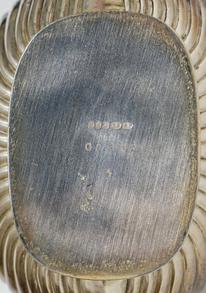 Lotto composto da un samovar e una teiera in metallo argentato e cesellato, Inghilterra, XX secol...