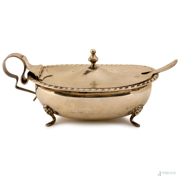 Formaggera in argento poggiante su quattro piedini con teste leonine, con cucchiaino a foggia di conchiglia, XIX-XX secolo, cm 8,5x16,5x11, gr. 270
