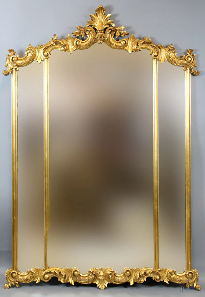 Specchiera in legno intagliato e dorato, ricca cimasa a motivi rocaille, cm. 160x115