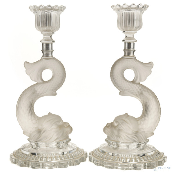 Coppia di candelabri in vetro satinato e trasparente con decorazione a delfino mitologico, XX secolo, altezza cm 35, (difetti)