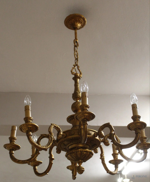 Lampadario a otto luci in bronzo dorato e cesellato, H 80 cm.