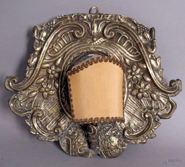 Applique a specchio in legno con lastra in ottone sbalzato, XVIII sec, altezza 25,5 cm.