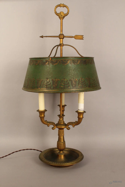 Lampada a tre luci in bronzo cesellato, altezza 76 cm.