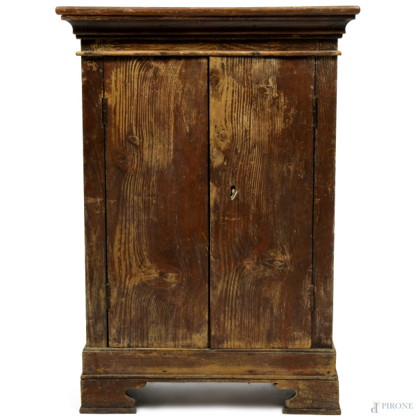 Mobiletto in noce con fronte a doppia anta, XIX-XX secolo, cm 86x61x29,(Segni di usura, scalfiture, fessurazioni, fori di tarlo, difetti)