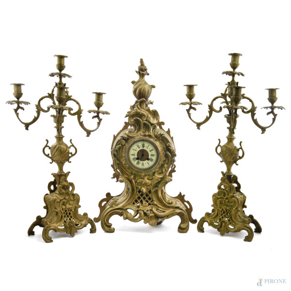 Trittico da camino stile Luigi Filippo composto da orologio e coppia di candelabri a cinque luci in bronzo dorato, XX secolo, altezza massima cm 61, (segni di usura, rotture, difetti, da revisionare)