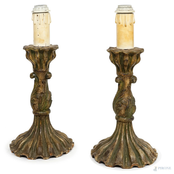 Coppia di candelieri in legno dipinto montati a lampada, inizio sec. XX, alt. Cm 44 diam. Cm 18,5. (Difetti)