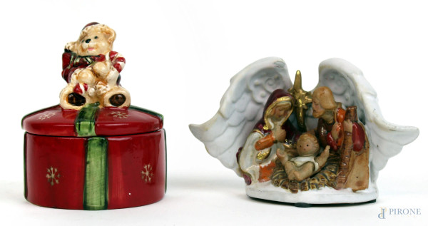 Lotto di due oggetti in porcellana, composto da un piccolo presepe ed un cofanetto natalizio, alt. max cm 11, marchio alla base.