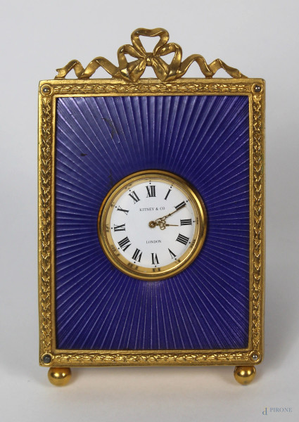 Orologio Kitney &amp; Co. London, con cornicetta in metallo dorato e smaltato, cm.11,5x7,5.