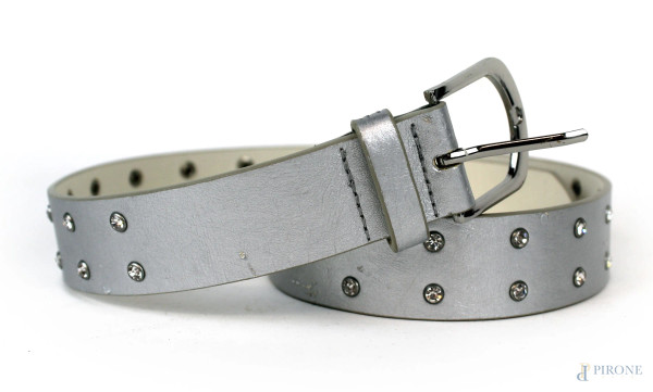 Cintura da donna color argento con strass applicati, lunghezza cm 82, (segni di utilizzo).