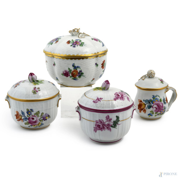 Lotto di quattro portabonbon in porcellana Dresden in vari colori, XX secolo, misure massime cm 10x12x11