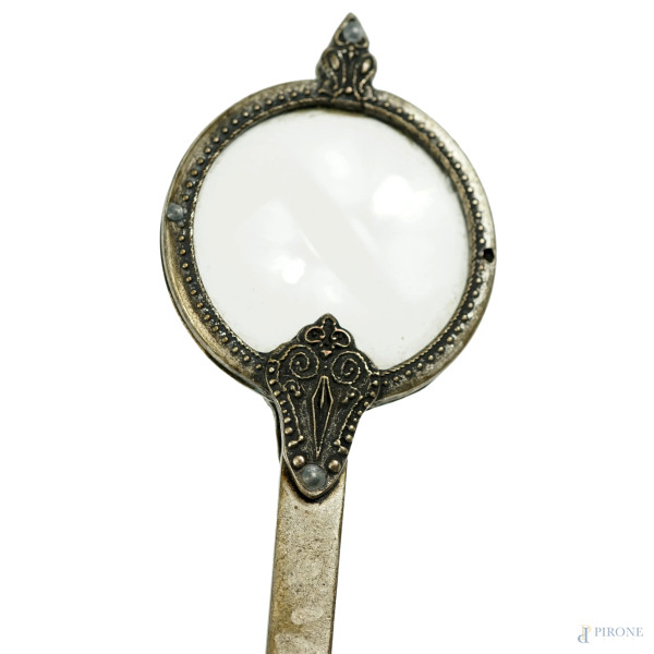 Lotto composto da due flaconi di inchiosto, una penna stilografica in argento e due lenti in arge...