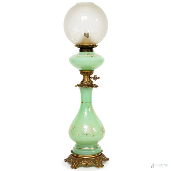 Lampada da tavolo in vetro opalino verde con decori floreali dipinti a mano, montatura in metallo dorato, paralume in vetro satinato, prima metà del XX secolo, cm h 64