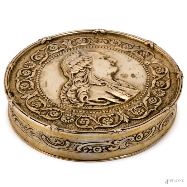 Cofanetto circolare in argento decorato a sbalzo con profilo virile incorniciato da racemi, XIX-XX secolo, altezza cm 2, diametro cm 9,5, gr. 160