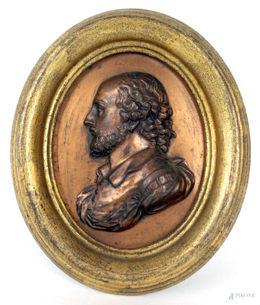 Profilo di gentiluomo, rame sbalzato, cm 10,5x8, fine XIX-inizi XX secolo, entro cornice