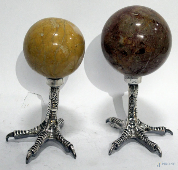 Coppia di sfere in marmo pregiato con basi argentate a forma di zampe di struzzo, XIX sec, h. max 24 cm