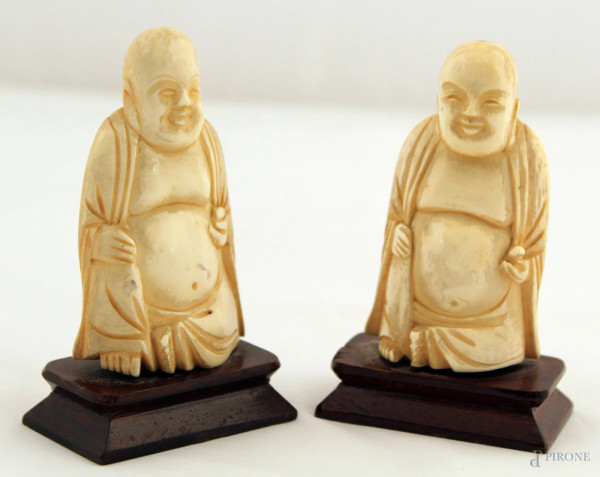 Lotto di due Budda a tutto tondo in avorio, poggianti su basi in legno, h. 10 cm