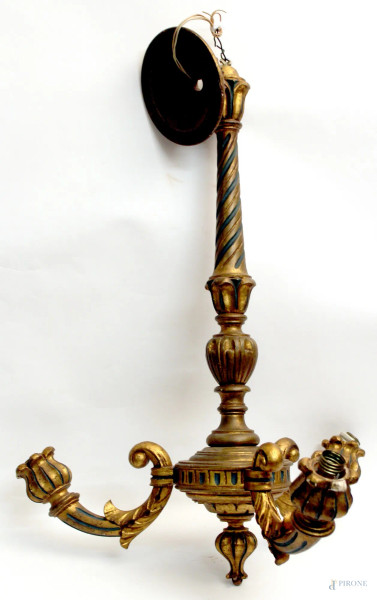 Lampadario in legno dorato a tre luci, primi &#39;900, H. 68 cm.