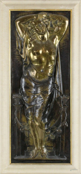 Lastra in rame sbalzato raffigurante nudo femminile, cm. 61x24,5, inizi XX secolo, entro cornice.