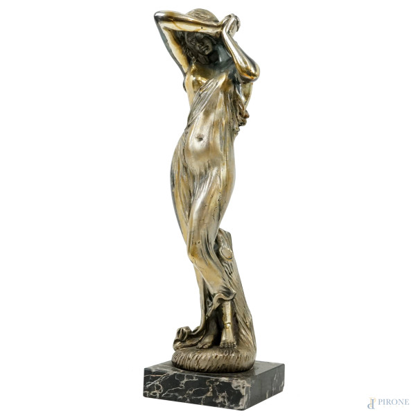 Figura femminile, scultura bagnata in argento, cm h 51, firmata Dal Torrione, base in marmo nero, (difetti)