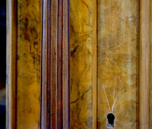 Vetrina in radica di noce a due sportelli convessi e sportello a vetro centrale, ciascuno a due s...