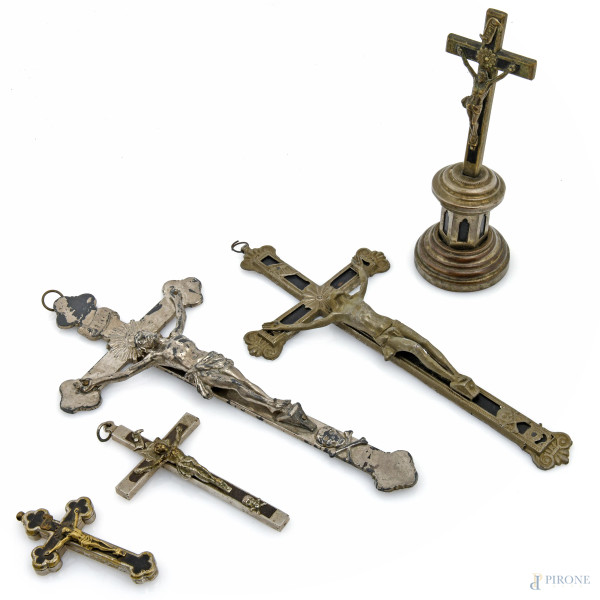 Lotto composto da cinque crocifissi in metallo e legno,  XX secolo, altezza massima cm 17, (segni di usura, difetti)