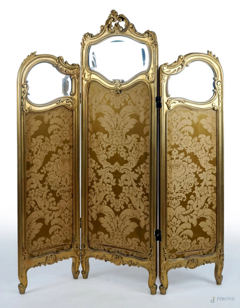 Separè in legno dorato, metà XX secolo, tre ante rivestite in stoffa sormontate da specchi, cm h 178x147x4
