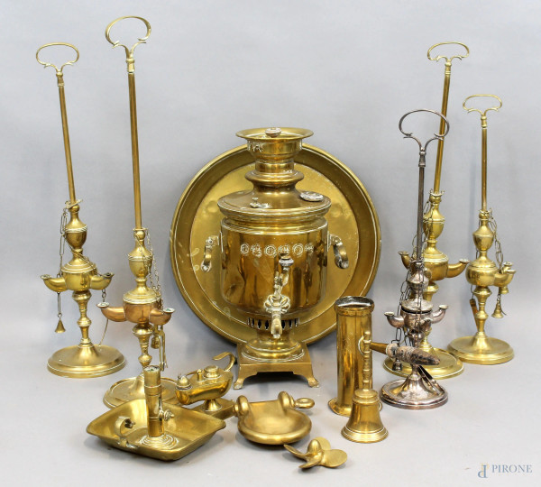 Lotto di vari oggetti in ottone, metallo argentato e dorato, altezza max cm 57,5