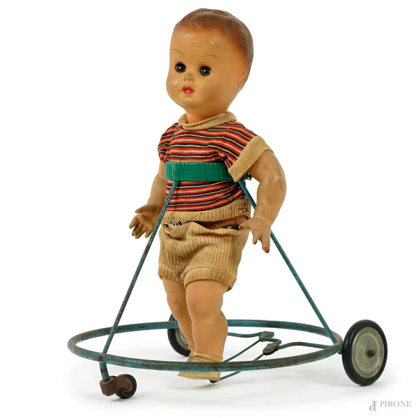 Bambolotto anni '60 con girello su rotelle, cm 44x36, (difetti).