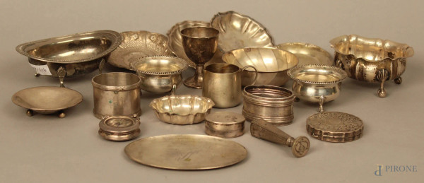 Lotto composto da vari oggetti in argento, gr. 615.