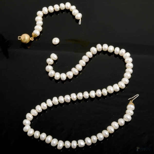 Collana di perle di fiume con chiusura in oro 750, lunghezza cm 50, (difetti)