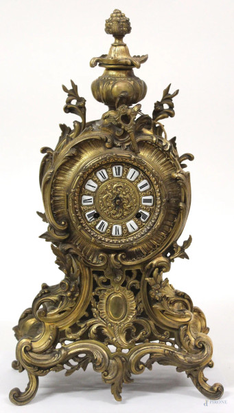 Orologio in bronzo cesellato con decori a fiori e foglie d&#39;acanto, XX sec., H 48 cm, mancante di lancette, da revisionare.