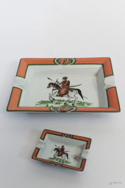 Lotto composto da due posaceneri in porcellana policroma a decoro di cavalli, marcati.