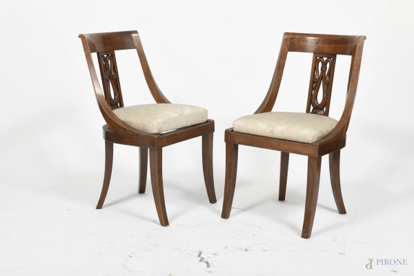 Coppia di sedie a faldina in legno con schienale intagliato con cigni. Seduta imbottita e rivestita in tessuto con decori floreali. XX secolo, cm 82x47x74, (segni di usura, scalfiture, difetti)