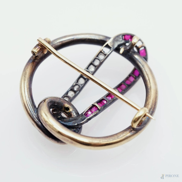 Spilla in oro giallo 18 kt, con rubini e diamanti, diametro cm 3,3, peso gr.7,2, (mancanze)