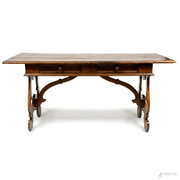 Scrivania tipo fratino a doppio cassetto al fronte e gambe a lira raccordate, XVIII-XIX secolo, cm 80x173,5x73, (segni di usura, scalfiture, graffi, rotture, difetti)