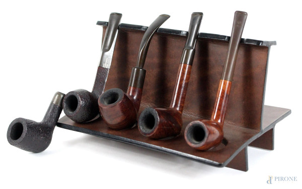 Cinque pipe con portapipe in legno, cm. 13x22x16.