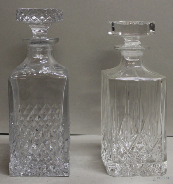 Coppia di antiche bottiglie da liquore in cristallo controtagliato, h. max. 24 cm.