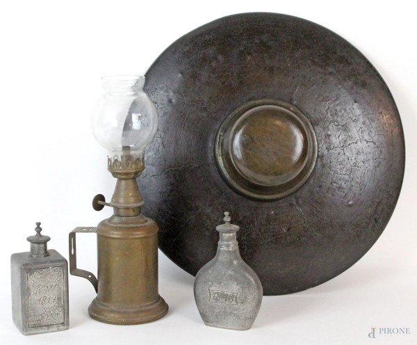 Lotto di una lampada ad olio, un paralume e due ampolle, materiali ed epoche diverse, altezza max cm 24
